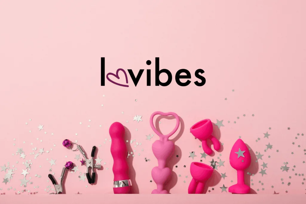 Chi siamo Lovibes sex shop online Italia – scatola elegante con sex toys rosa su sfondo neutro, simbolo di discrezione e piacere consapevole