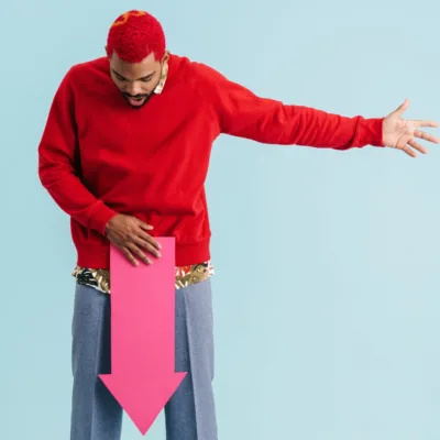 dimensioni del pene, Uomo sorpreso con una grande freccia rosa puntata ai pantaloni, concetto divertente sul tema